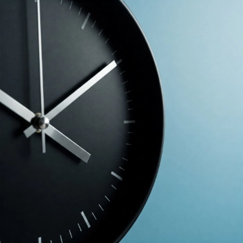 Eine Uhr veranschaulicht, wie Testautomatisierungssoftware repetitive Testschritte deutlich schneller abarbeitet als Softwaretester.